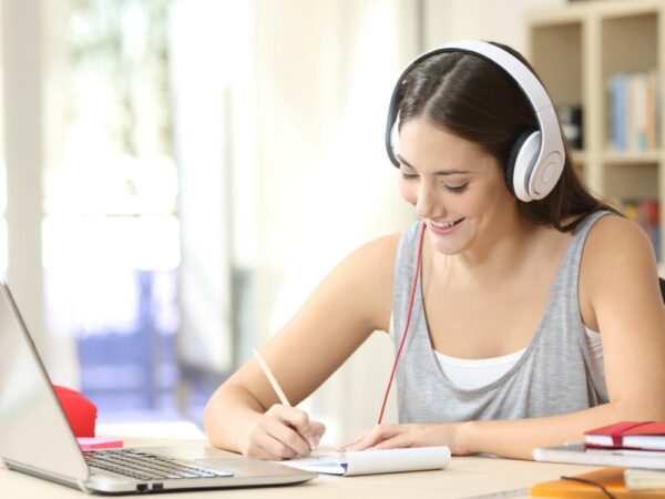 Mood berantakan : Cara untuk mengembalikan mood melalui mendengarkan musik danhealing