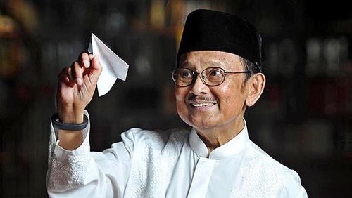 Dari konstruksi pesawat terbang sampai Jadi Presiden RI : Profil dari Bapak BJ Habibie.